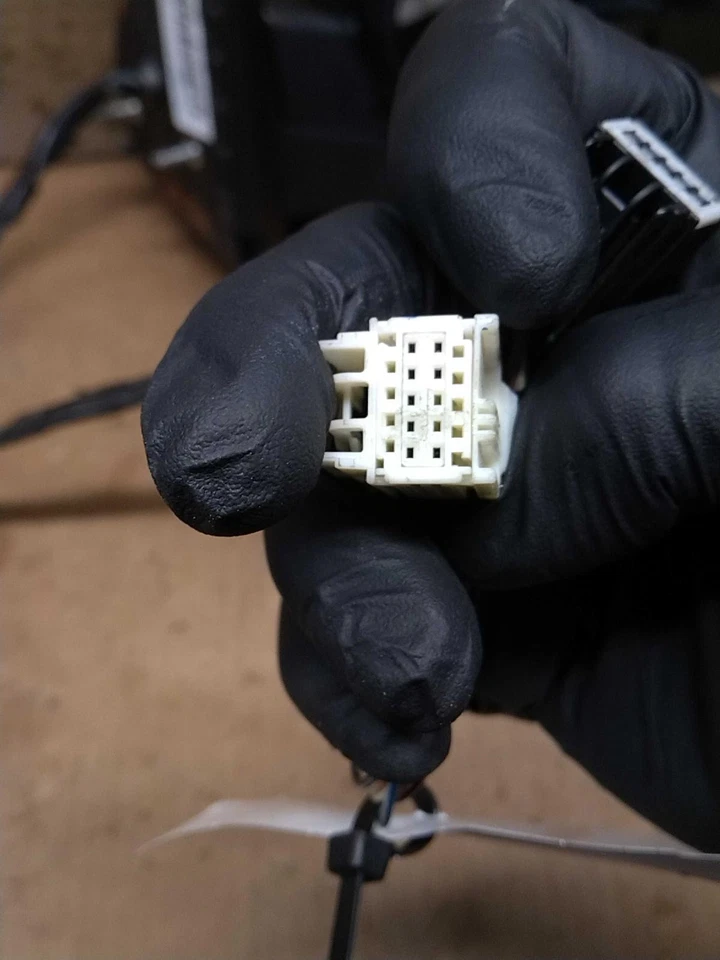 2009 Chevrolet Suburban 1500 Right Door Mirror Maroon Cracked OEM Part - Изображение 2 из 4