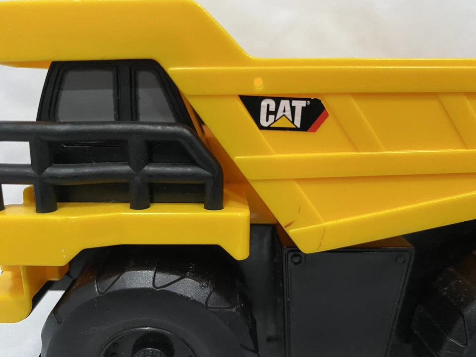 Camión de volteo CAT Mini Machines Construcción Caterpillar 7"x4" Foto 2 de 4