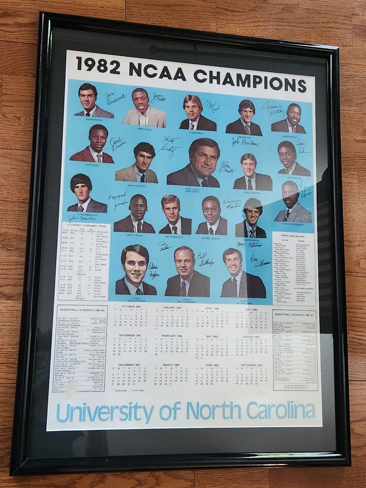 Calendario póster de baloncesto de campeones de la UNC de 1982 raro vintage Michael Jordan  Foto 2 de 4