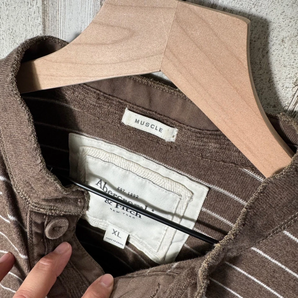 De Colección Y2K Abercrombie & Fitch Marrón Rayas Henley Manga Larga Para Hombre Mediano Foto 3 de 4