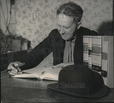 1942 Press Photo Swift law symbols books derby necktie - DFPC18481