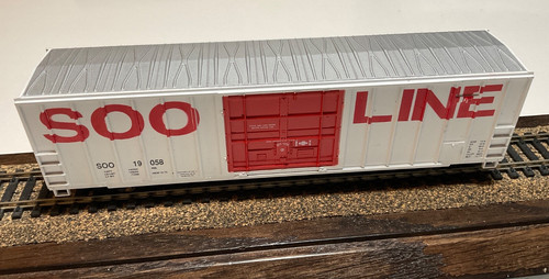 Roundhouse HO Soo Line SOO 19058 50’ Enchufe Puerta Caja Coche Blanco/Plateado/Rojo Suelto | Zustand: Used
