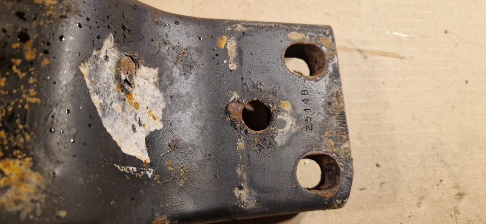 2005 Cadillac SRX Gearbox mounting bracket 15143640 - Image 4 of 4