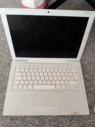 Apple MacBook 13.3in (A1181 ) - Picture 2 of 8