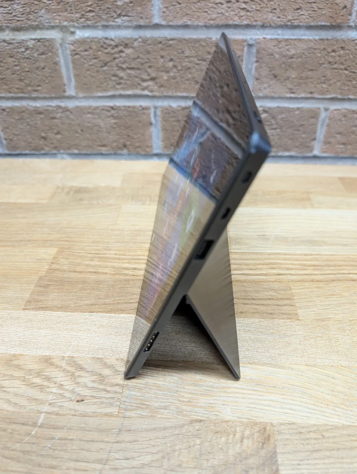 Microsoft Surface RT 64GB, Wi-Fi, 10.6in, Windows RT 8.1 - Black - Image 3 of 4