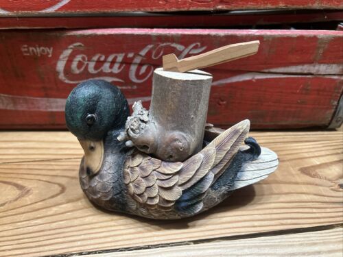 Kleine Mallard Entenfigur mit einem aus Holz gefertigten Stumpf & Axt (gebraucht)  - Bild 1 von 17