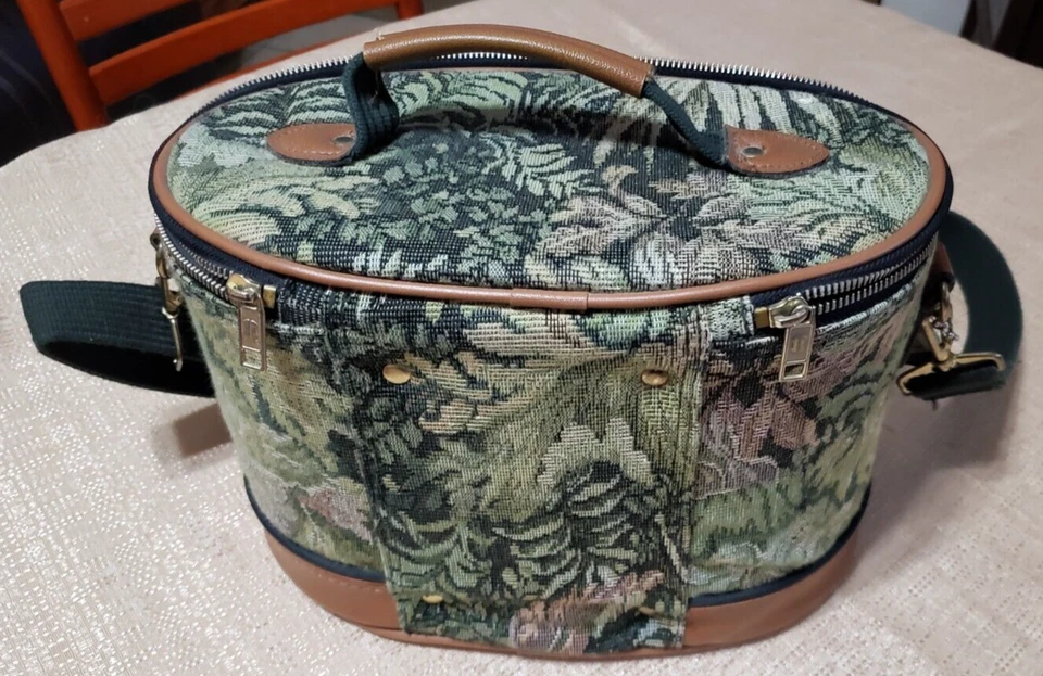 Estuche de tren floral tapiz verde ovalado American Tourister/estuche de maquillaje Foto 4 de 4