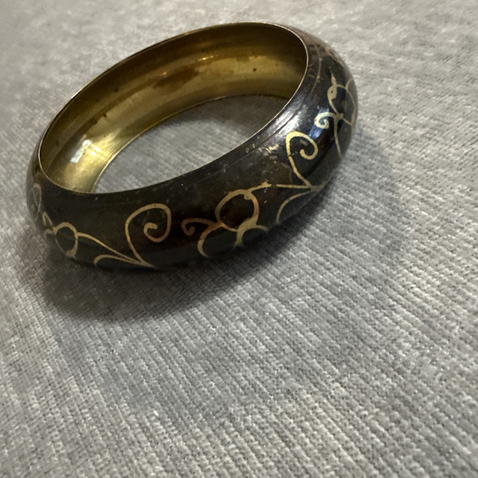 VINTAGE VICTORIAN STYLE GOLD TONE Floral Swirl ETCHED BANGLE Black BRACELET