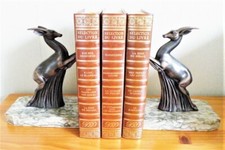 Serres livres Antilope Art Déco régule Patine vert antique sur marbre  veiné.