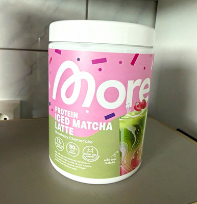 more Protein Pulver Zuckerarm Iced Matcha Latte Strawberry Cheesecake