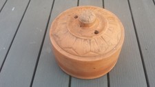 Ancienne cloche à fromage ou à beurre en terre cuite sculptée.