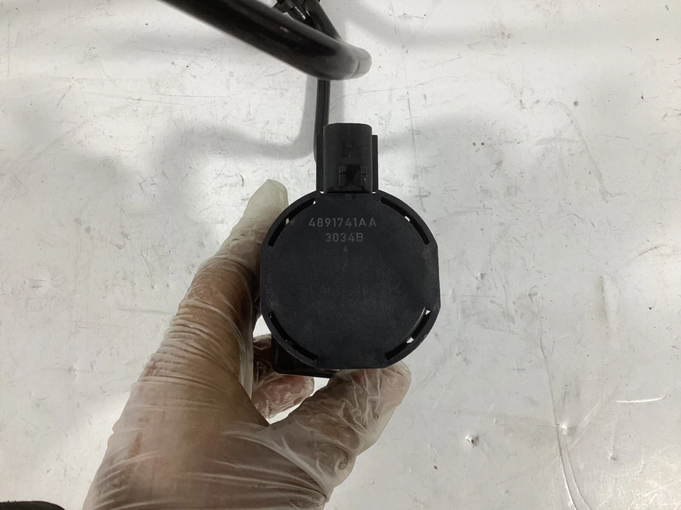 Dodge Grand Caravan 2012-2015 válvula de purga de bote de vapor de combustible con manguera OEM. Foto 2 de 4