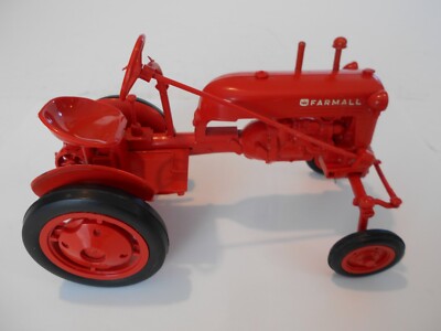 Vintage 1948 Design Fabricators 1:16th Scale 1947 Farmall ''Cub'' Tractor, Used