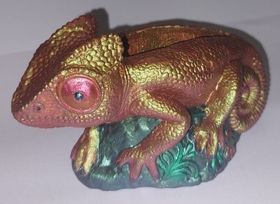 Leguan Figur Handarbeit & perlmuttfarben handbemalt Gips mit Filzsockel Neu
