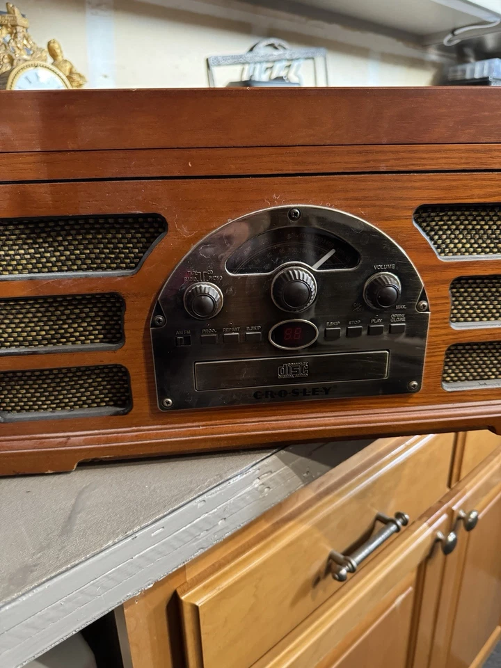Crosley CR66 Wood-Finished Retro Record Player With CD Player FM Radio Cassette - Image 3 of 4