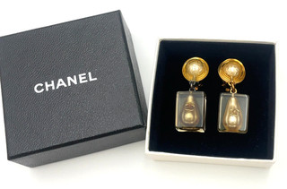 Auth Chanel Coco Tear Drop Pearl GD Swing Earrings 97P engraved W/B BA120758