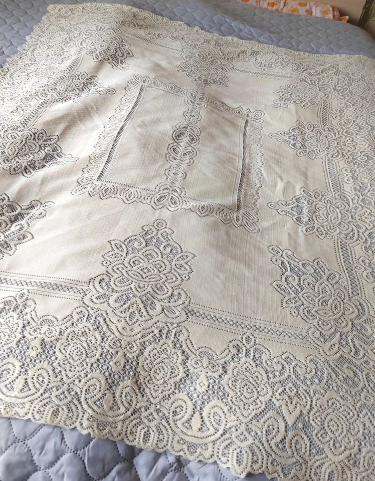 Plauener Spitzen Tischdecke aus Omas Wäschetruhe, hellgelb, 1,20 x 1,35 m - Bild 2 von 4