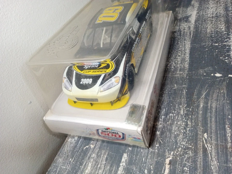NASCAR Sprint Cup Series Daytona 500 2009 1:24 Winners Circle Race Car con fechas Foto 4 de 4