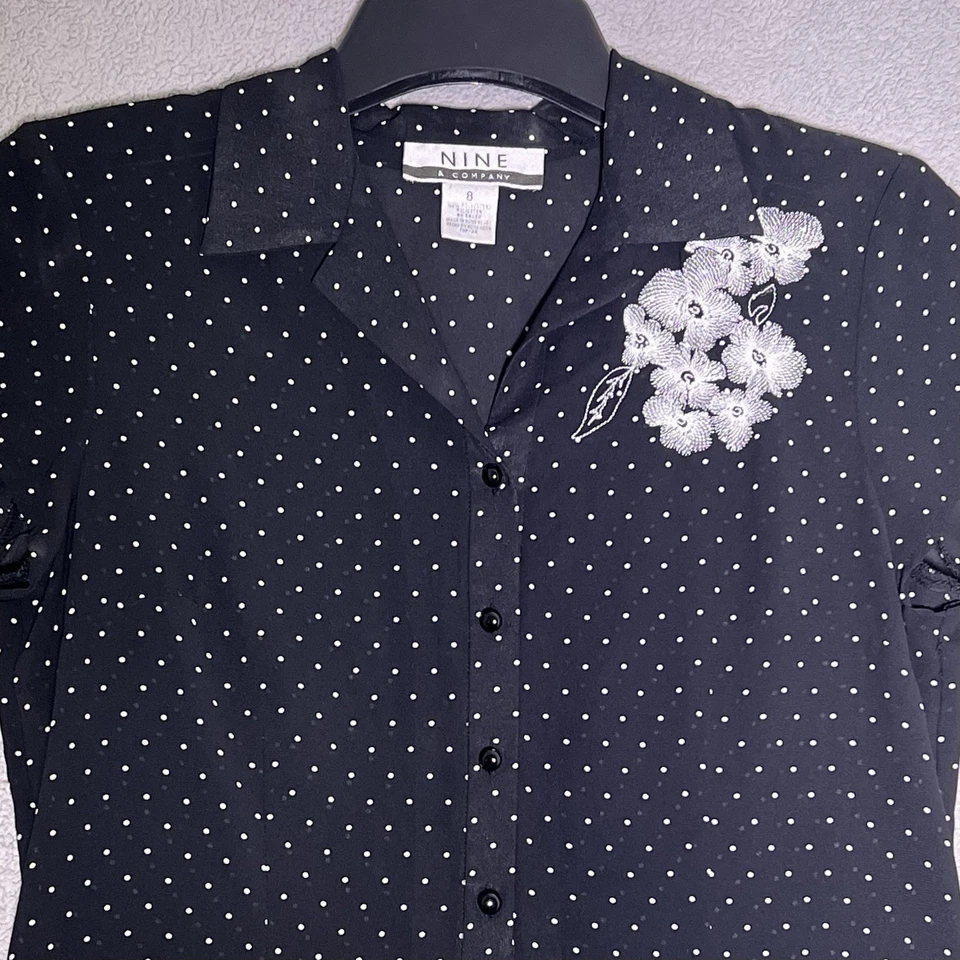 Blusa transparente a lunares Nine & Co talla 8 negra blanca bordada floral caprichosa Foto 4 de 4