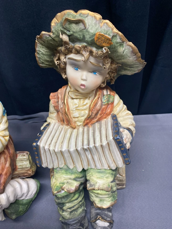 Juego de 2 ~ Estatuillas de Porcelana Capodimonte "NIÑO / ACORDEÓN ~ NIÑA / PERIÓDICOS" Foto 3 de 4