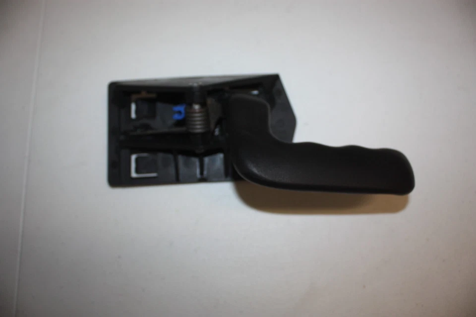 1999-2007 GMC Sierra K1500 Rt (Passenger) Front Interior Door Handle, OEM - Image 2 of 4