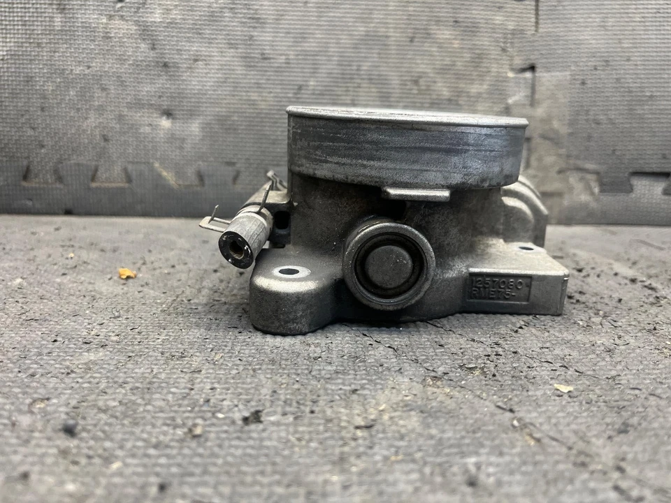 2004 GMC Sierra 2500HD 6.0L Throttle Body Valve Assembly 03 04 05 06 07 OEM Foto 4 de 4