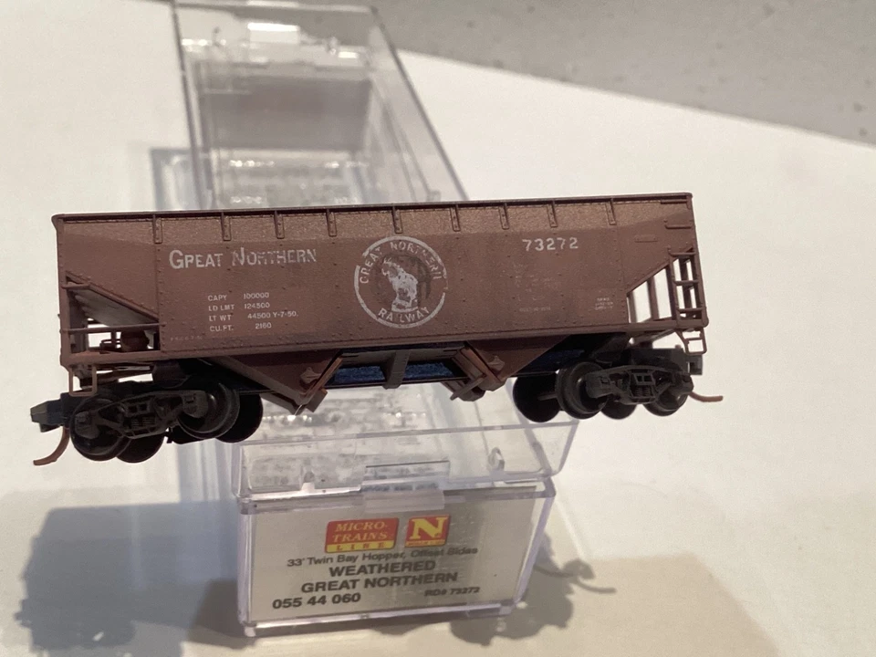 MICRO TRAINS 05544060 055 44 060 GREAT NORTHERN GN WEATHERED 33' TWIN HOPPER  N - Image 2 of 4