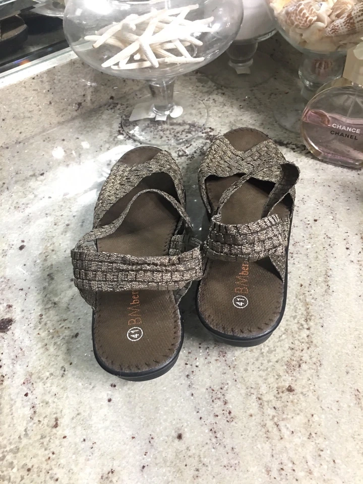 Zapato de cuña Bernie Mev dorado para mujer talla 41/10 metálico con tiras bronce Foto 3 de 4