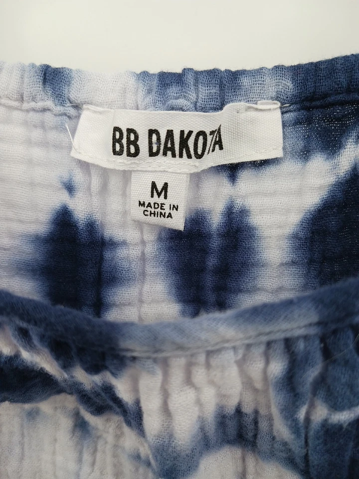 Top para mujer BB Dakota azul medio sin mangas tie dye manga con volantes botón Foto 2 de 4