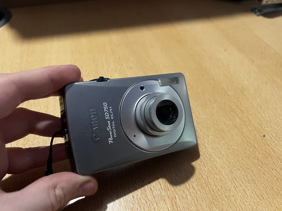 Canon PowerShot SD750 ELPH Digital Camera 7.1MP Compact Complete With Charger - Image 3 of 4