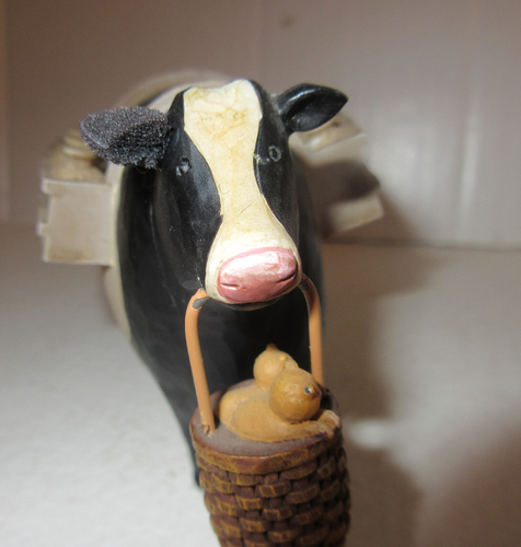 Milk Cow figurine: with basket of kittens: Teresa Kogut rosin folk art. - Picture 6 of 6