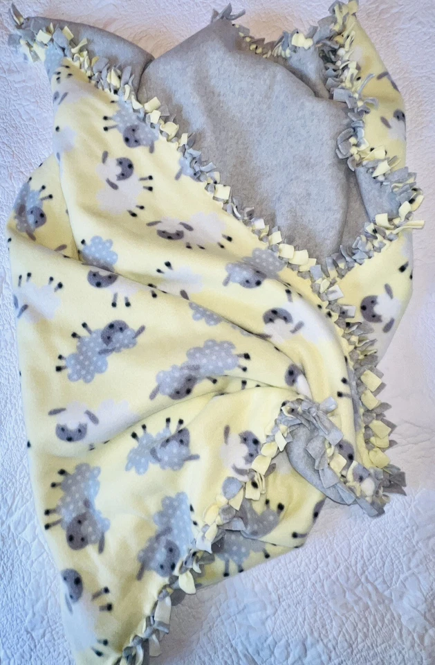 Manta hecha a mano amarilla gris polar nudo corbata cordero suave doble capa 44" x 55" Foto 4 de 4