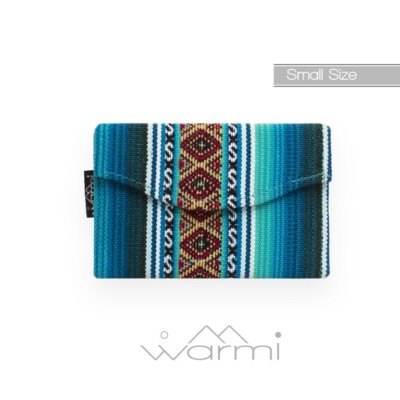Pochette Main Warmi Faite Main – Aguayo Bleu Ciel – Fermeture Magnétique – Amérindien