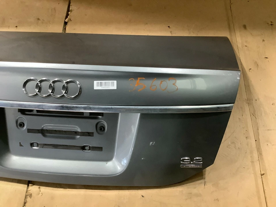 Audi A6 C6 2008 puerta trasera maletero tapa carcasa panel gris con emblema OEM+ Foto 2 de 4