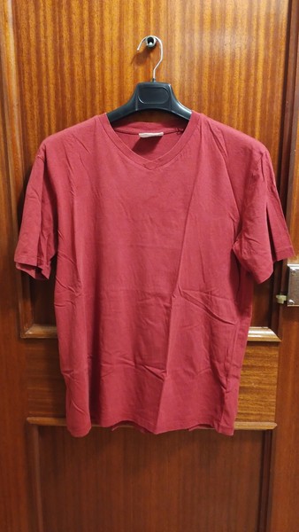 Camiseta manga corta cuello pico granate de Mango