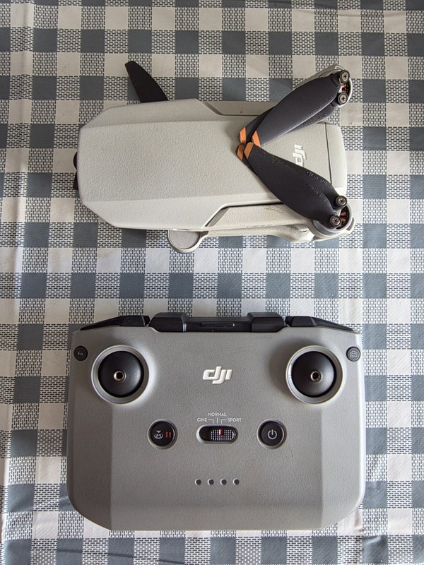 DJI Mini 2SE with DJI Remote Controller  and battery. FOR PARTS  only