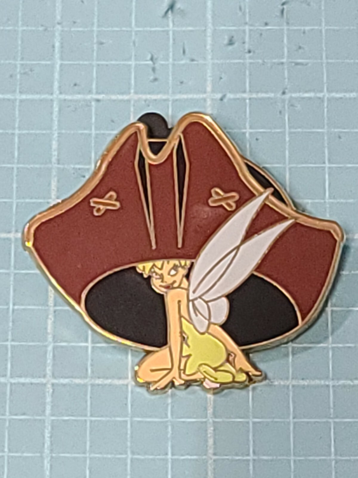 2002 Disney Soda Fountain LE300 TinkerBell under Captain Jack Sparrow's hat Pin