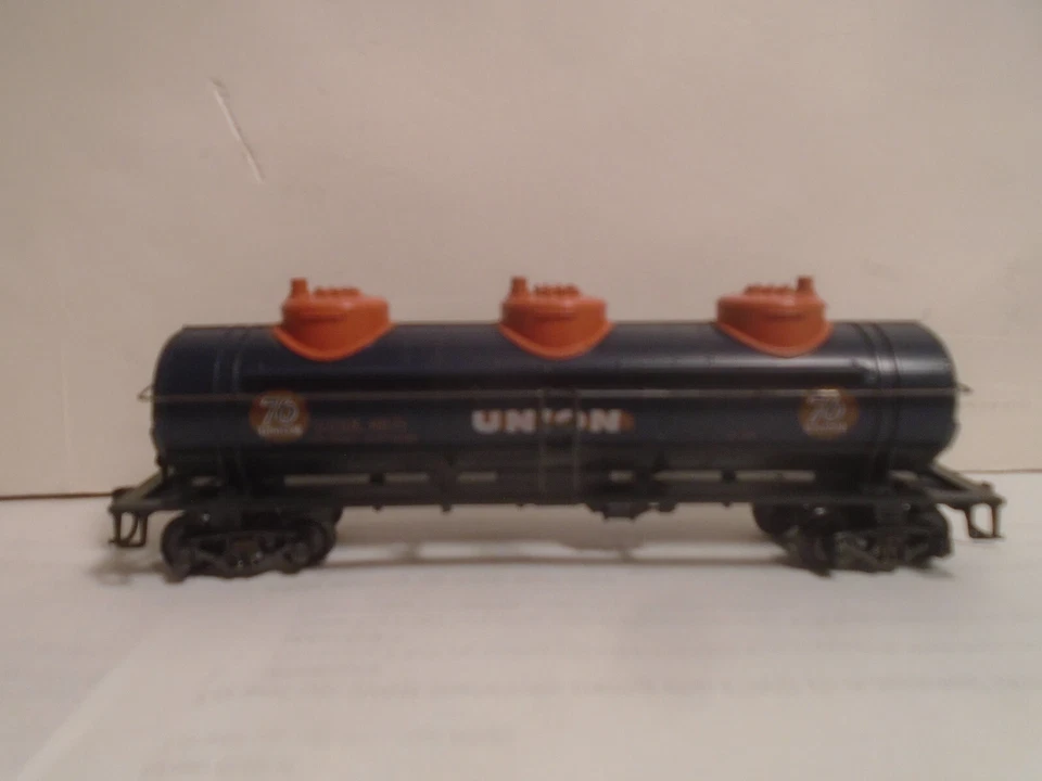 HO SCALE UNION 3 DOME TANK CAR WITH METAL SPRUNG TRUCKS + KADEE COUPLERS - Image 3 of 4
