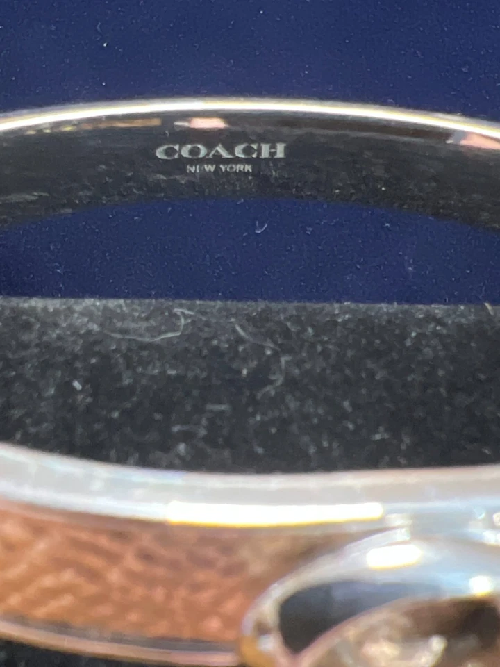 Pulseira Coach ouro rosa e tom de prata assinatura dobradiça, muito bom estado. - Imagem 3 de 4