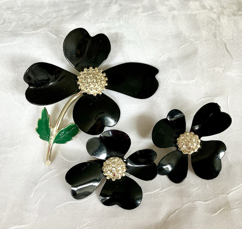 Sarah Coventry Demi ~ Black Enamel Flower ~ Pin & Earring Set ~ "Dogwood" ~ 1969