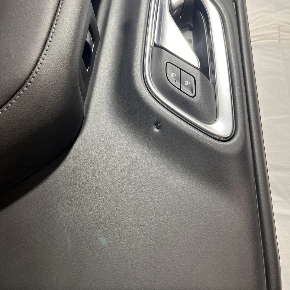 Panel de moldura de puerta GM 2021-2024 conductor trasero Chevrolet Tahoe GMC Yukon negro defectuoso Foto 2 de 4
