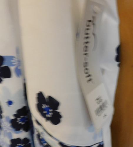 Butter Soft--Women's Size 3X--Blues & White Floral--Stretch Scrub Top--Tags atta - Picture 3 of 6