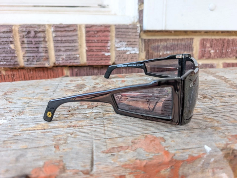 Винтажные солнцезащитные очки Yves Saint Laurent YSL188 - боковое окно - черные - неиспользованный запас - Изображение 4 из 4