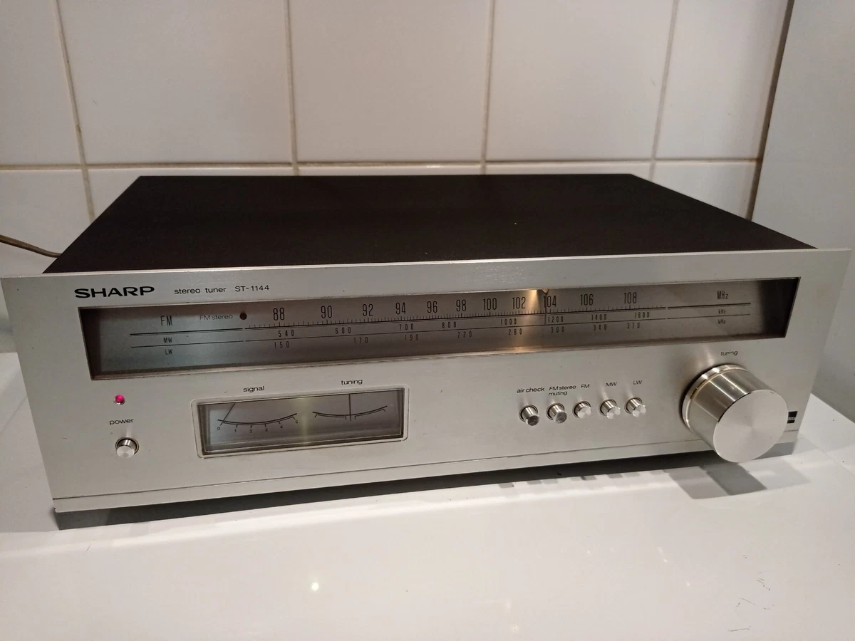Sintonizador estéreo Sharp ST-1144 funciona