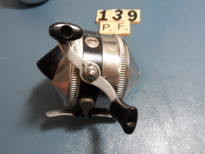 U0139 PF VINTAGE ZEBCO MODEL 33 FISHING REEL METAL FOOT MADE IN