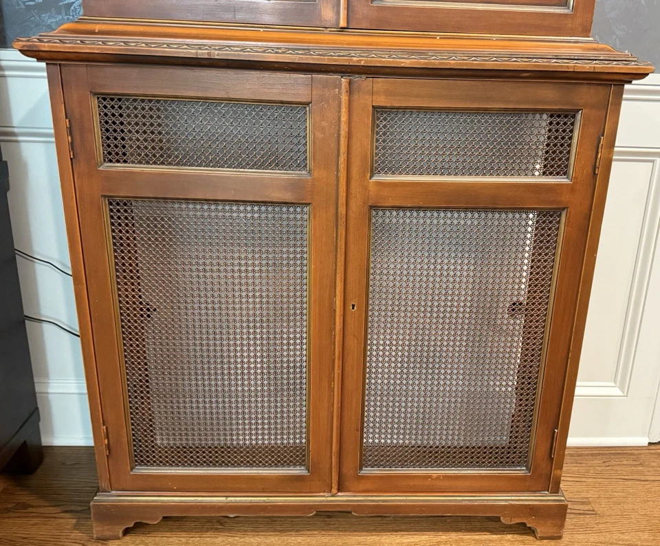 Antigua cubierta de radiador hecha a medida con casquillo a juego con estantes Foto 2 de 4