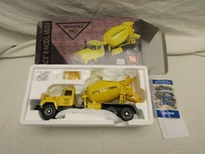 FIRST GEAR 1:34 MACK R-MODEL TRUCK CONCRETE CEMENT MIXER TRIANGLE IN BOX