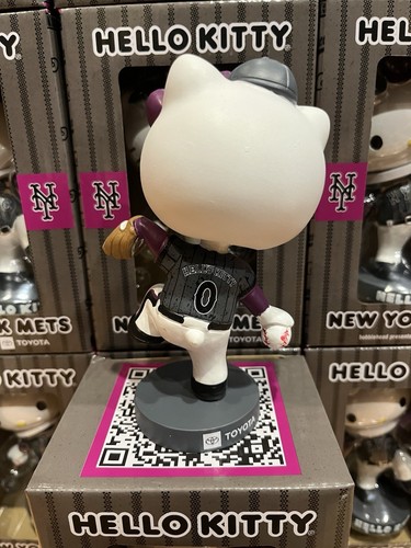 New York Mets SGA 2025 Japón Hello Kitty Bobblehead Edición Limitada City Connect - Imagen 2 de 6