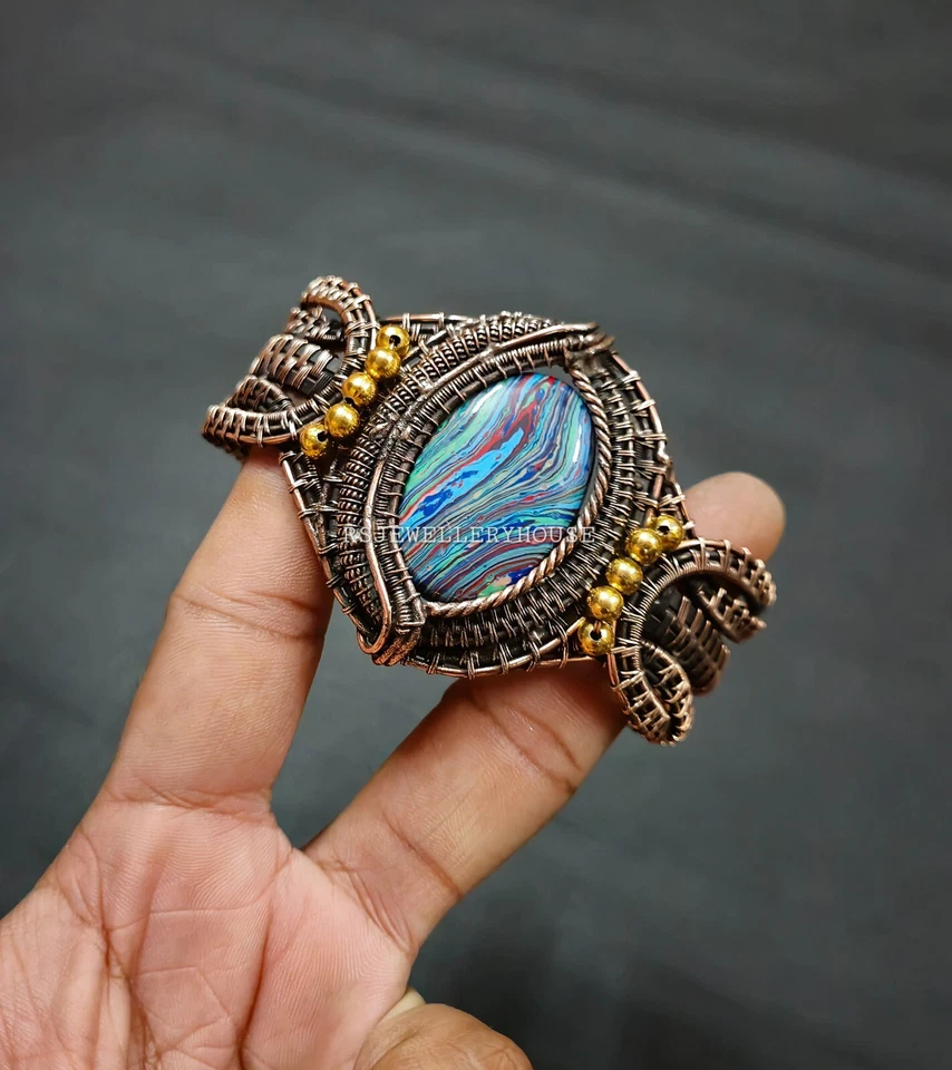 Браслет-манжета из радужной кальсилики с медной проволокой и драгоценными камнями ювелирные изделия ручной работы - Изображение 4 из 4