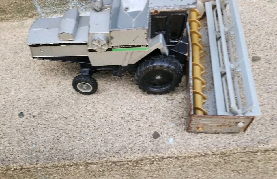 1/32 Gleaner L3 Deutz Allis Combine With Grain Head. Ertl Stock No. 1207 - Image 2 of 4